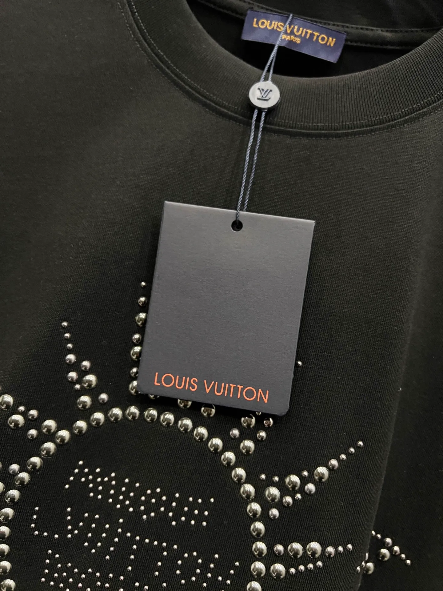 🅿️190 1v Louis* 2025 autumn and winter new style classic letter three-dimensional craft design high-end version! Highly breathable and comfortable, customized double yarn plain cotton fabric. Short-sleeved T-shirt. Same style for men and women. Sizes S M L XL XXL Five sizes black white